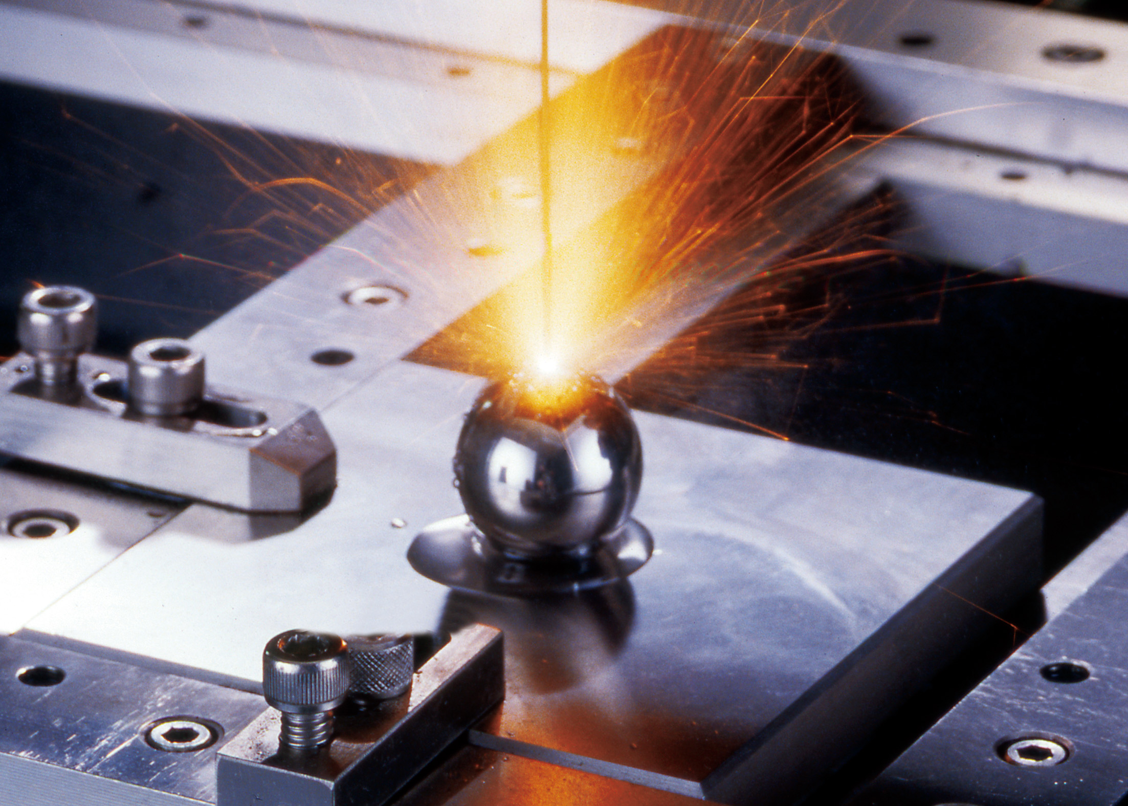 【細穴放電加工】バリレス加工とは？特長やメリットを解説！