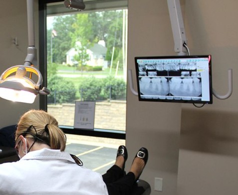 【歯科医院向け】モニターアーム - 画像共有をスムーズに