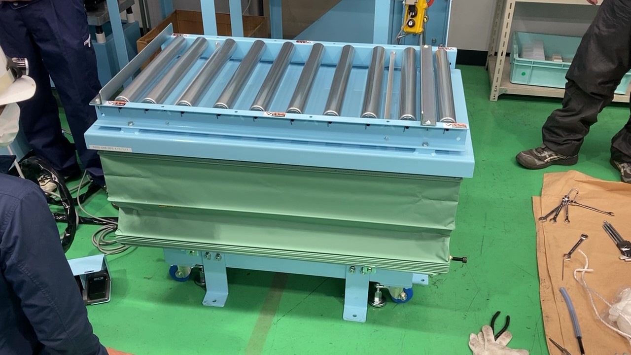 【事例】資材投入口までのリフタ及びフリーローラコンベヤ新設