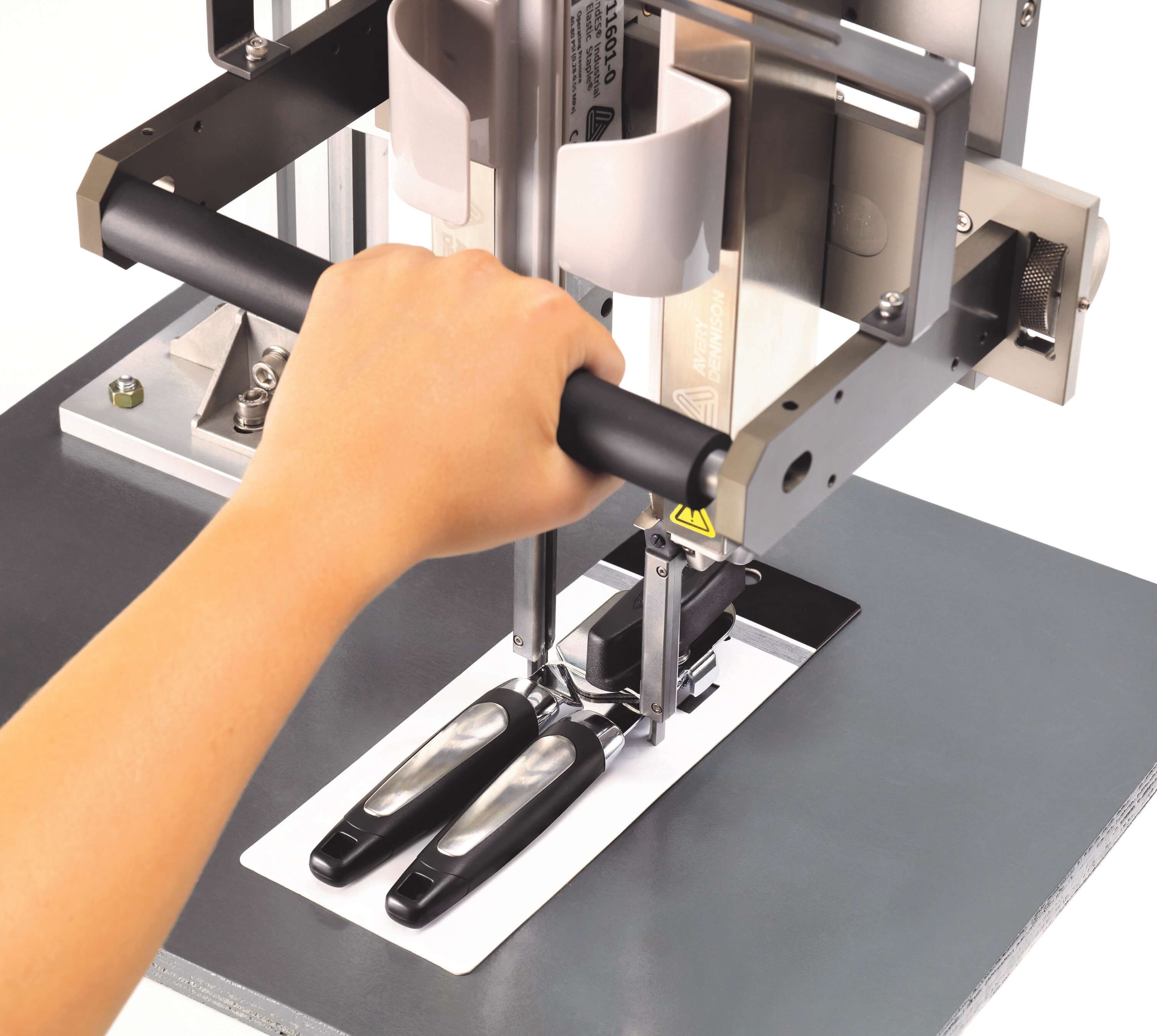 【自動車業界向け】押出成形など異素材貼り合わせでのシートの軽量化