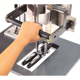 【自動車業界向け】押出成形など異素材貼り合わせでのシートの軽量化