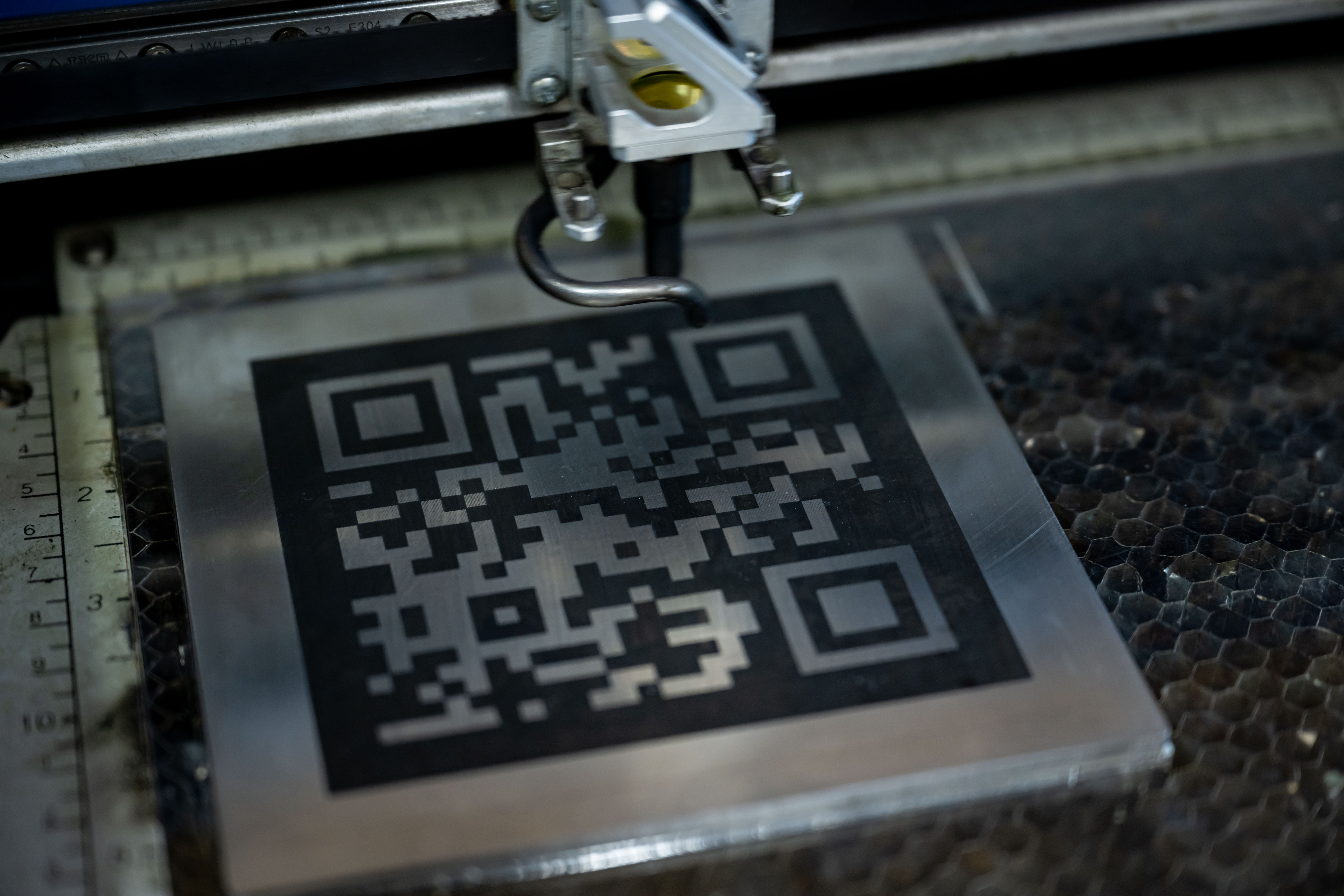 【金融機関向け】金属プレートQRコード刻印による資産管理