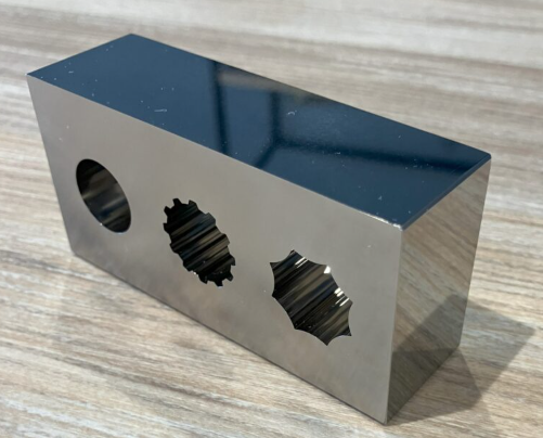 【医療機器（内視鏡）向け】多角形鏡面仕上げワイヤーカット加工