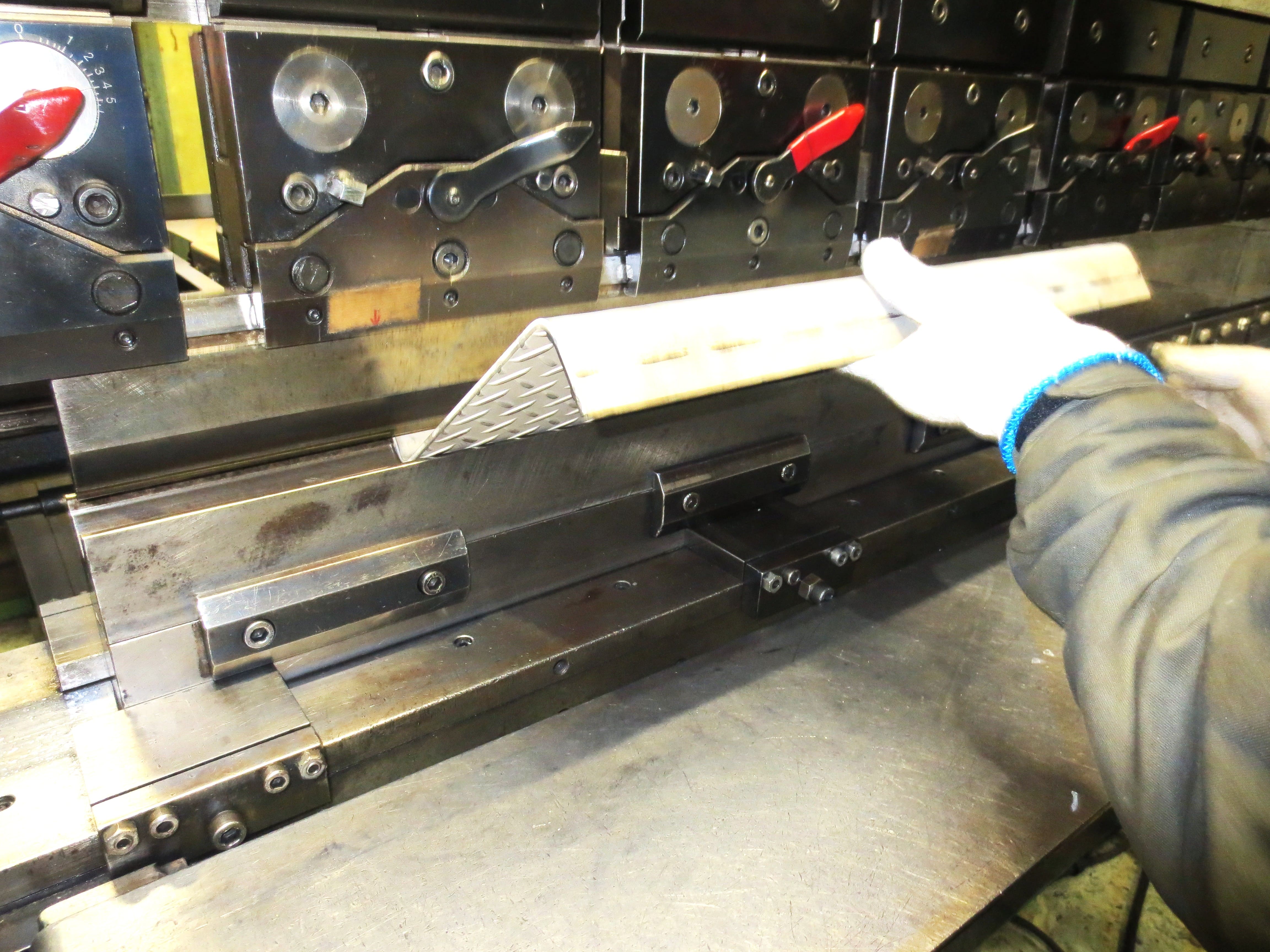 【プラント向け】ステンレス縞板の耐久性向上加工