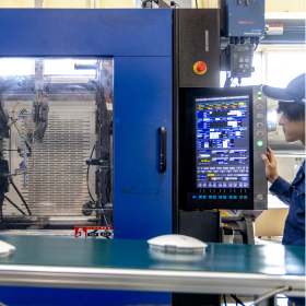 【成形機】中型成形機(220t～680t)