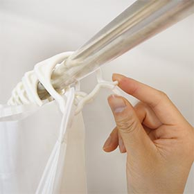 【客室清掃業務を快適に】YKKのシャワーカーテンフック