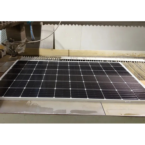 太陽光発電パネルウォータージェット切断.jpg