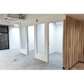 What is a private booth? Explaining...