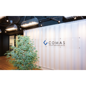 株式会社コマス.png