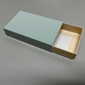 スライドさせる際の開封体験を味わえる【引き出し式箱】