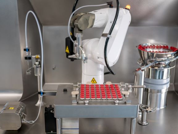 実験用無菌充填機　クリスタルL1ロボットライン