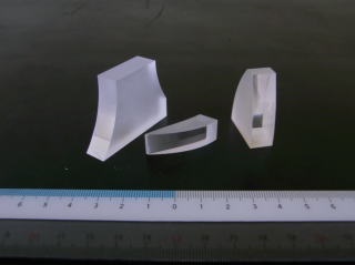 【光ファイバー向け】非球面シリンダー