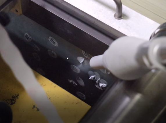 ドライアイス洗浄による「接着剤の除去」