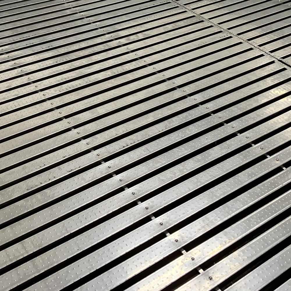 【製品案内】豚舎用ステンレスすのこ