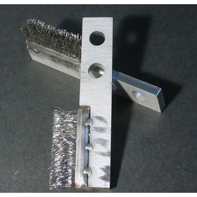 ワイヤの直線ブラシに金具をつけています