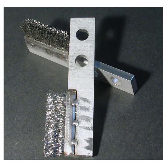 ?ワイヤの直線ブラシに金具をつけています 画像.png