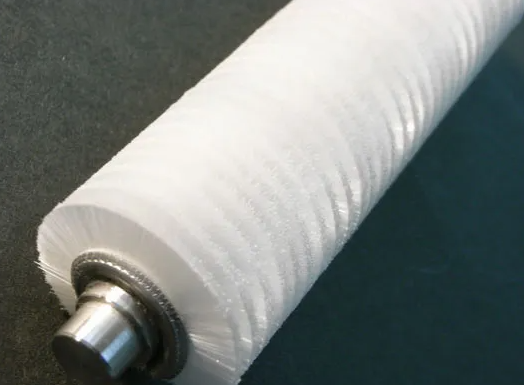 【フィルム加工】有孔機の高精度加工を支える、高密度ロールブラシ