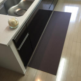 お手入れラクラク!すべらず、断熱性能保有した「キッチンマット」