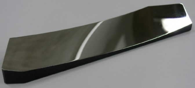 【製品事例】ヘッドアップディスプレイ用反射ミラー金型