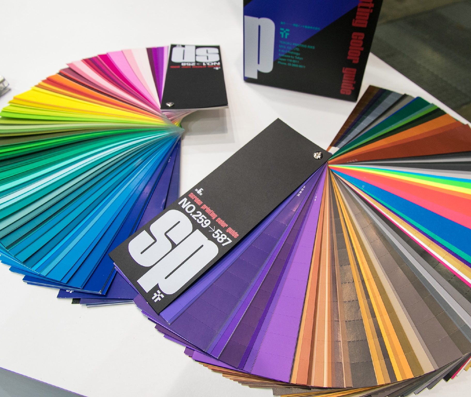 500点以上の見本色を掲載！『SPカラーガイド』 帝国インキ製造