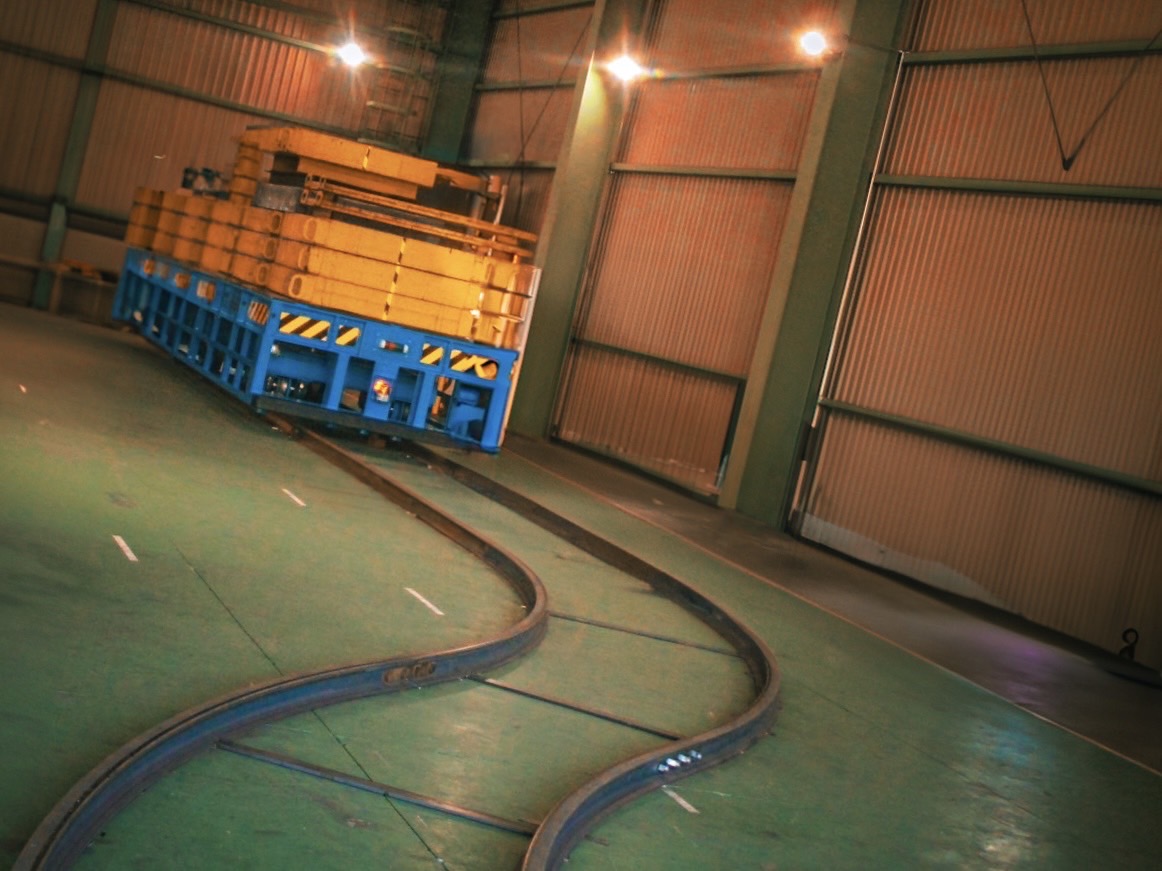 ボギー機構によりレール上をカーブ走行！50ton搬送用軌条台車