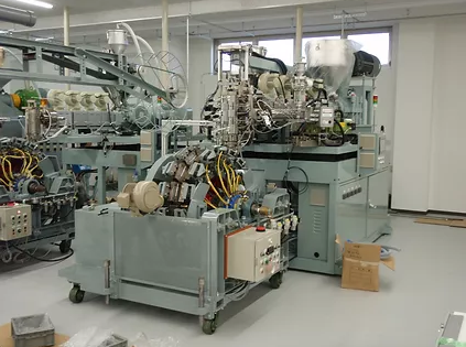 ロータリー型自動連続中空成型機