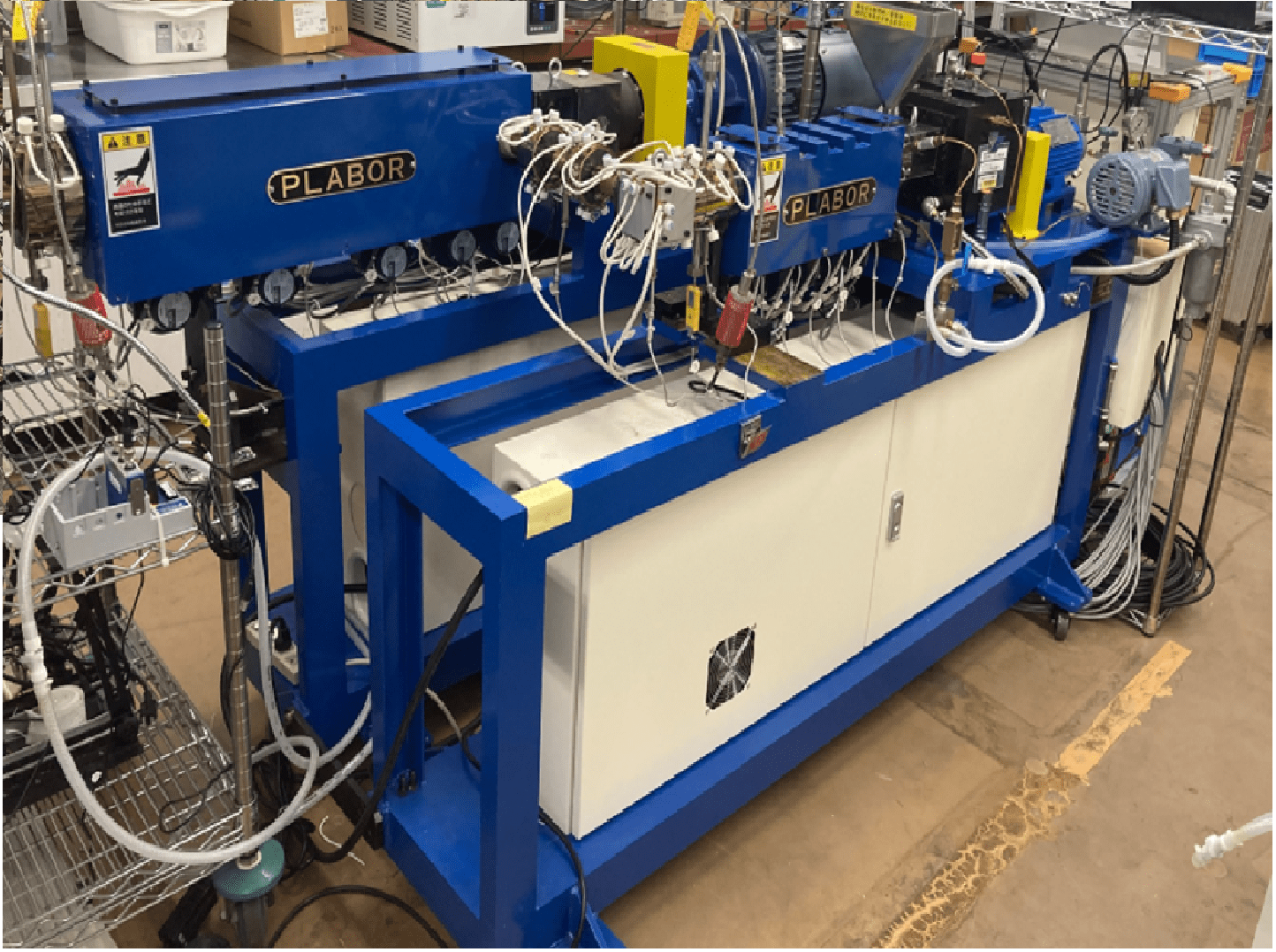 ＜PSU＞の開発に適し高温環境で連続使用できる『小型二軸押出機』