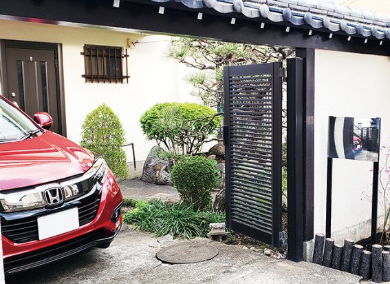 駐車場ミラー導入事例 門にマッチしたおしゃれなミラーで安全対策！