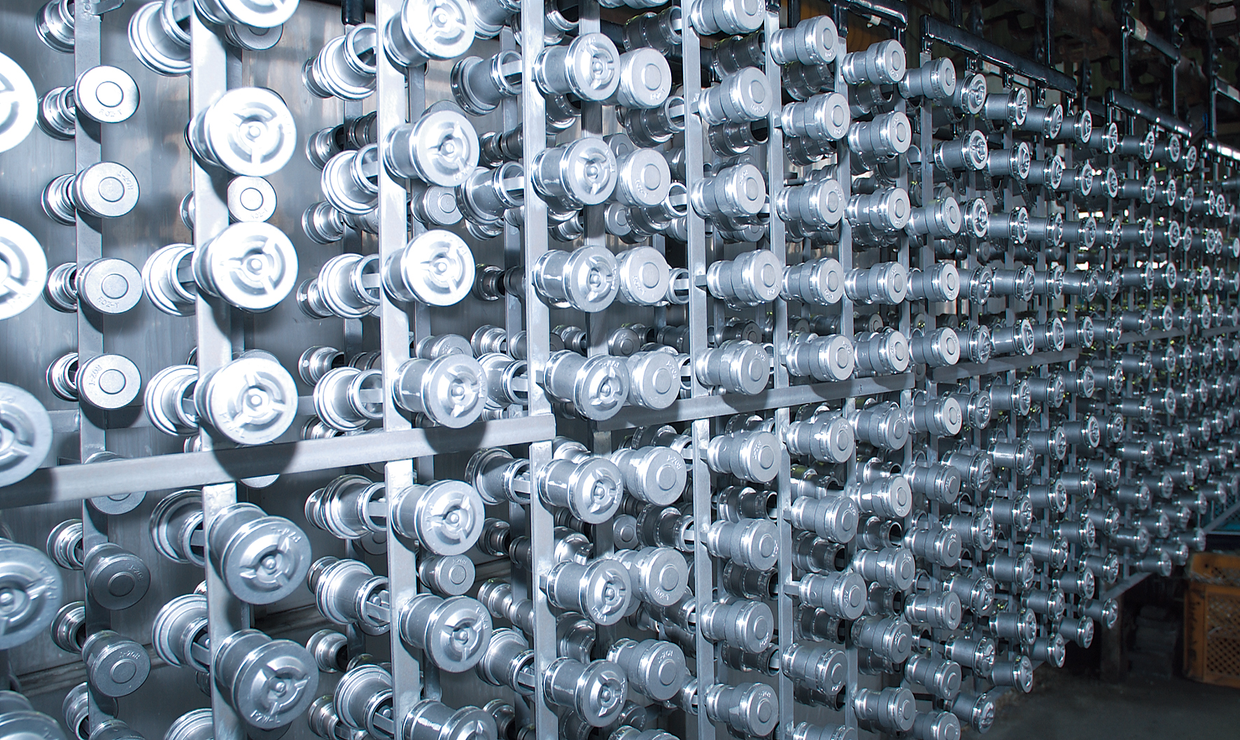 【自動車向け】「一般アルマイト」と、「剥がれない硬質アルマイト」