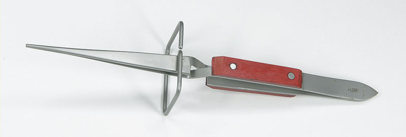 スタンドがついてるので手に持たなくても使える「ロウ付ピンセット」