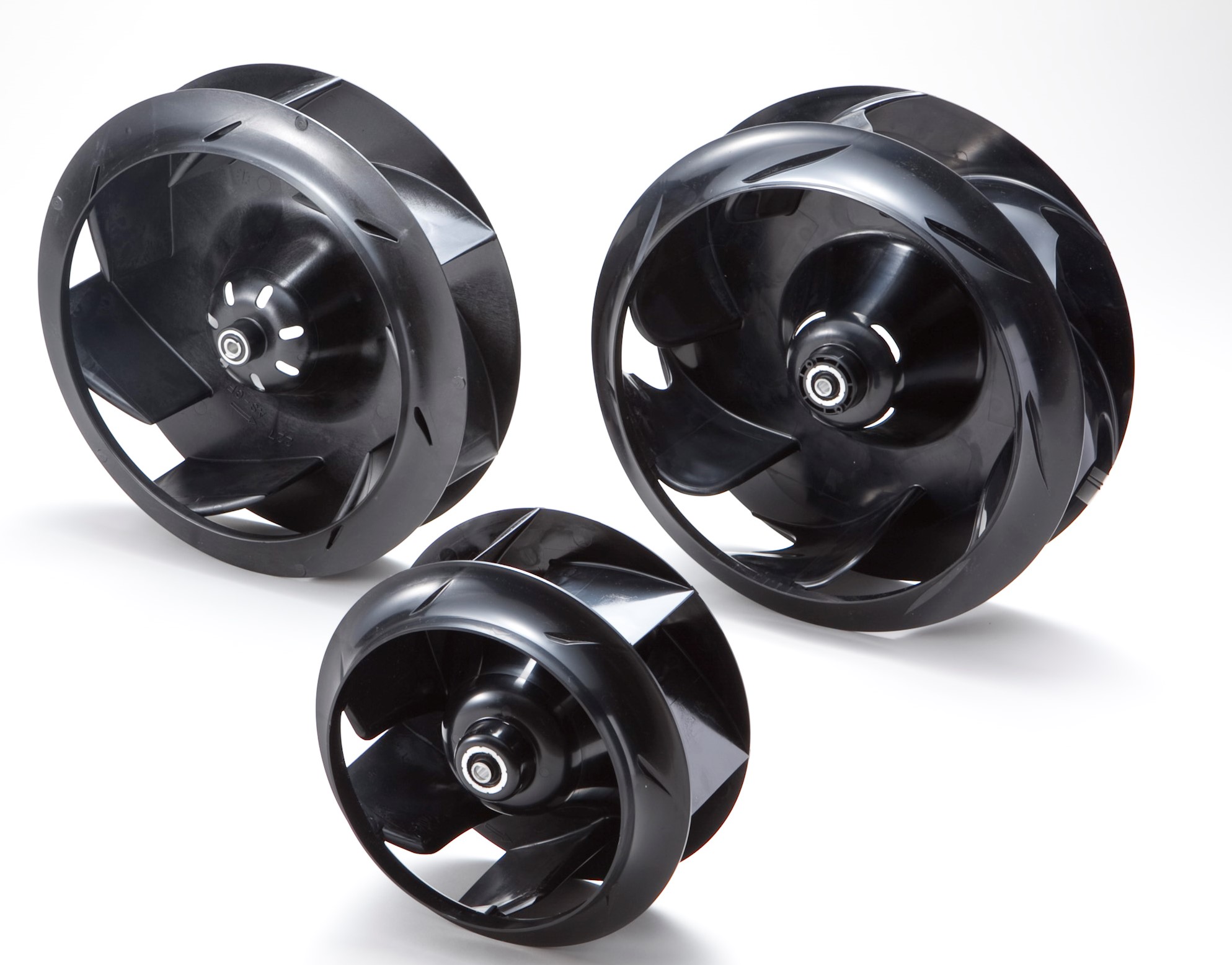 樹脂製ターボファン＜空気が効率的に吸い込まれ、高速で排出＞