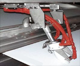 操業中にロールやネットの汚れを安全に自動でクリーニングする装置