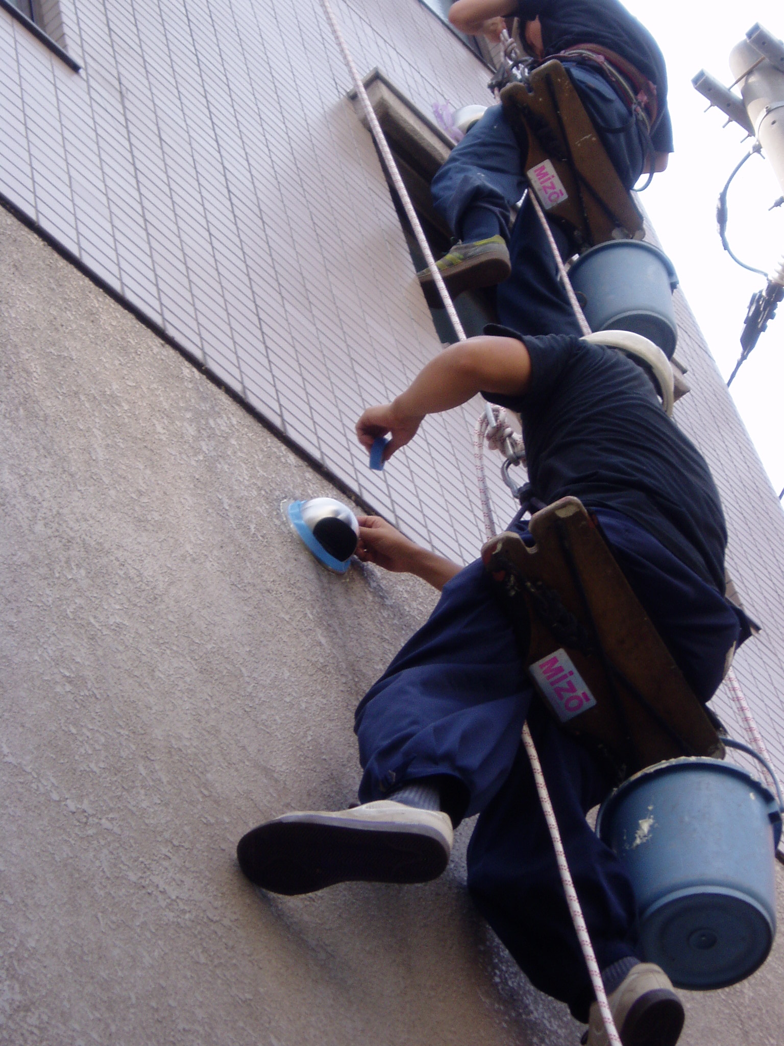 工事　ロープ作業（足場不要）による外壁修繕工事