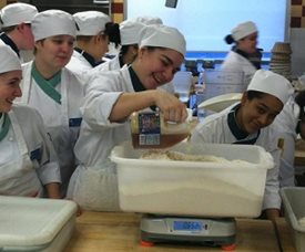 【事例】製菓学校で、オーハウスのデジタル台はかりが採用された事例