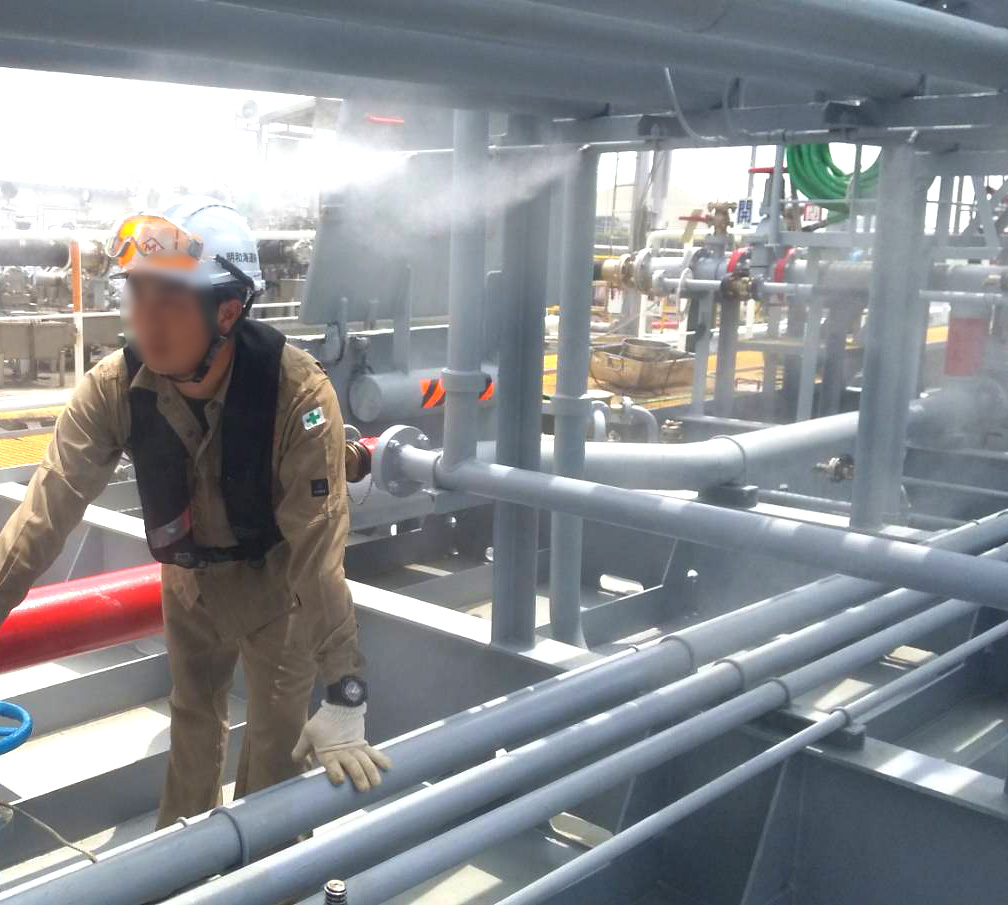 屋外現場や解放空間での熱さ対策・体調保全｜ミスト噴霧冷房システム