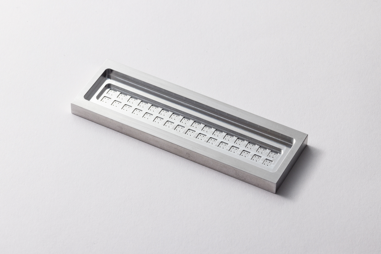 【精密微細穴加工事例】バイオサイエンス