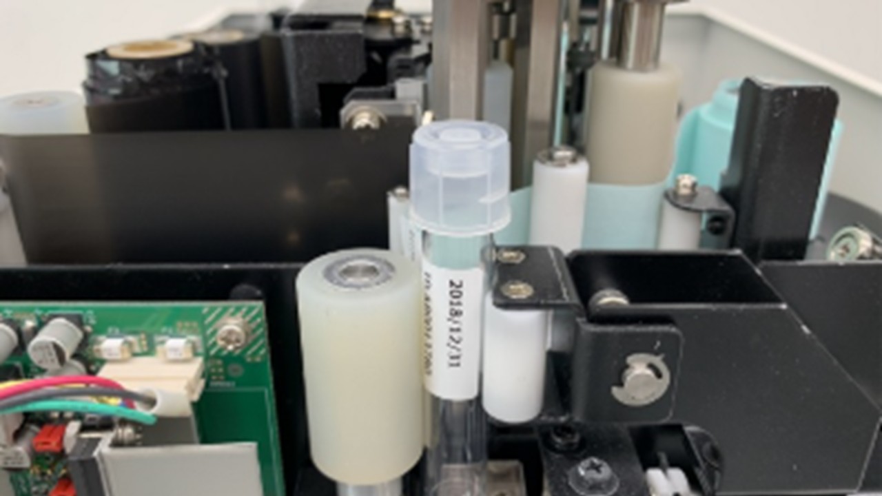 自動貼り付け機能搭載プリンター　設計・開発・製造受託 T021