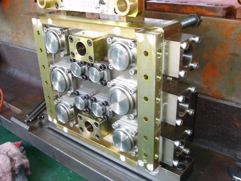 ダイカストマシンの金型交換時の配線・配管接続作業を自動化！