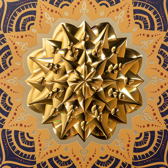 まるで印刷面から盛り上がっているように見えるクルツのホログラム箔