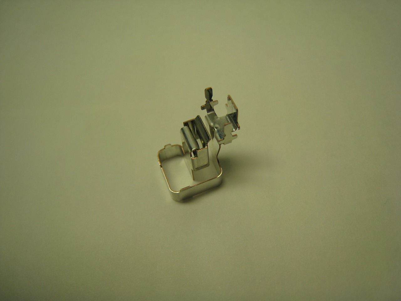 自動車内の基盤部品 【精密プレス加工事例】