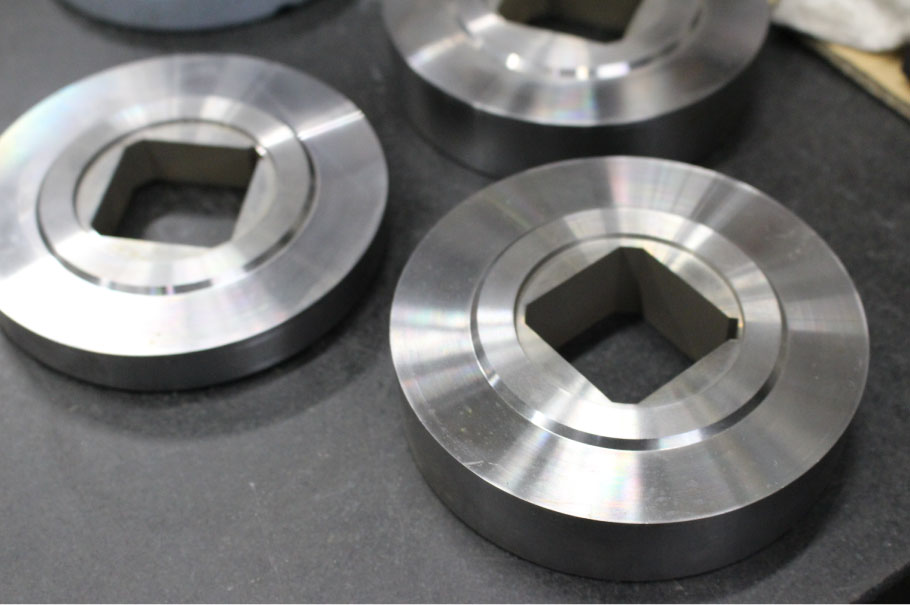 金属部品　精密加工サービス