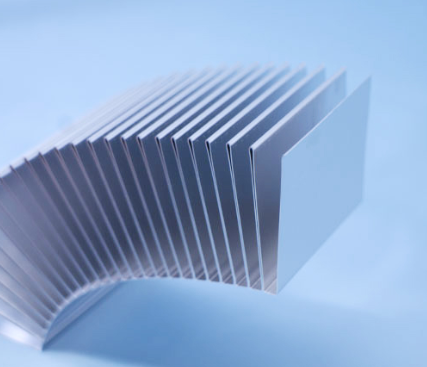 【提案・解析事例】曲面を持つ発熱部品を冷却するには