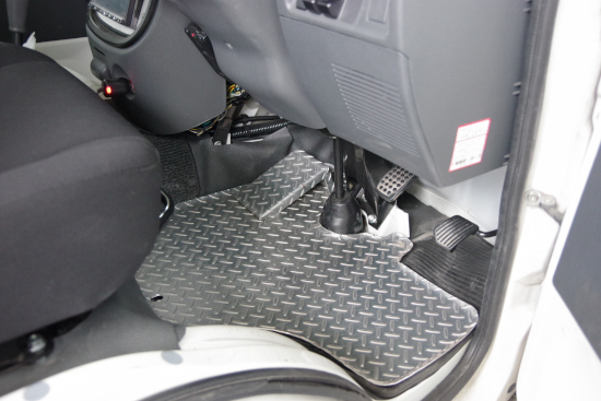 車のフロアマットをグレードアップ！「アルミ製フロアマット」