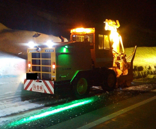【LEDラインライト】目で感じる安全対策！～除雪車両の活用例～