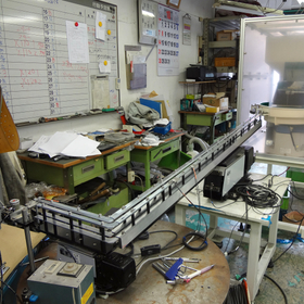 自動車エンジン用ボルト整列機