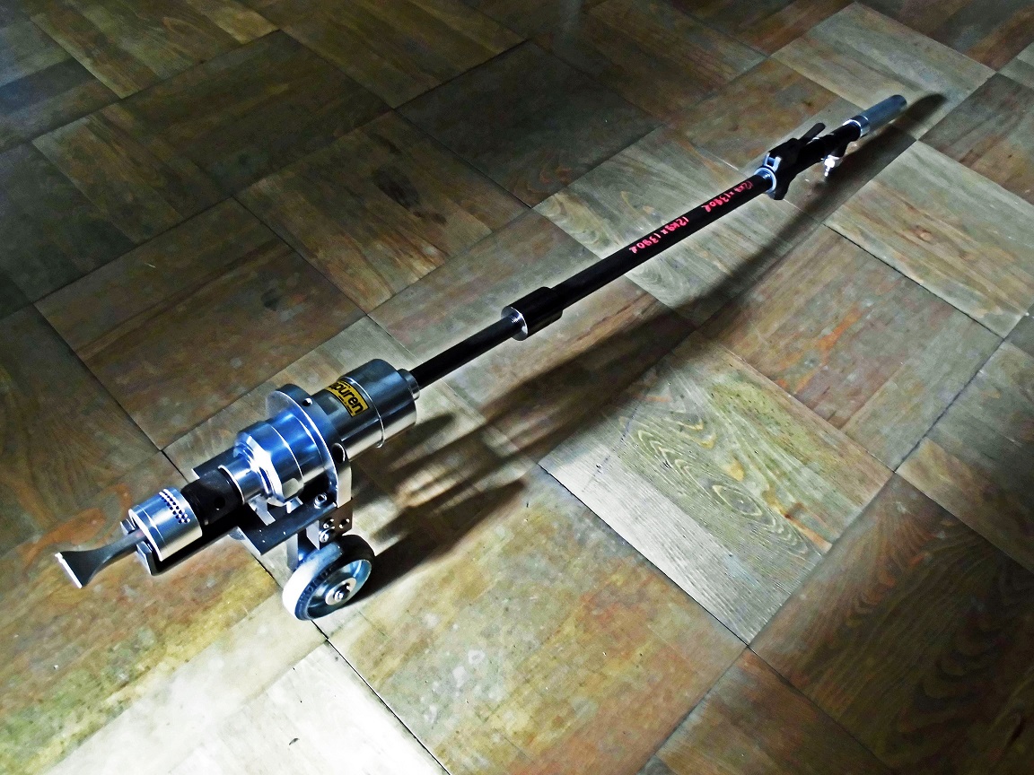 立ったままハツリ作業ができるロングチッパー