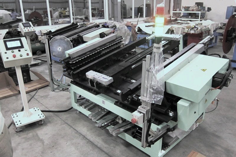 1台で多様なサイズに対応可能な、ラジエーターコア横型半自動組立機