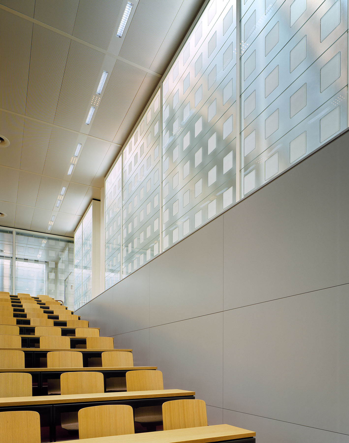 パネル一体型照明システム『DAYTEC-P(デイテック・ピー)』