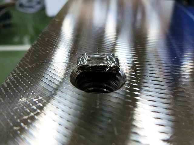 自動車金型の誤切削・切削ミスの肉盛補修に　レーザー溶接機