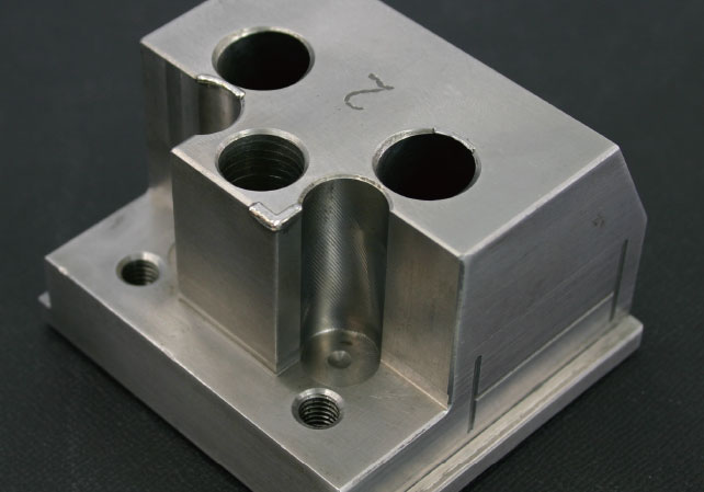 【自動車金型向け】エッジ・R部・奥まった部分の肉盛補修